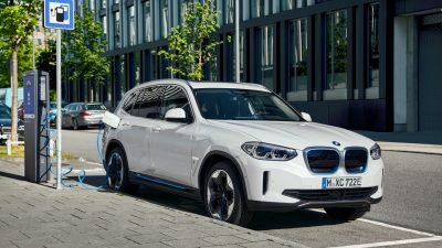 Yeni BMW iX3 showroomlarda yerini aldı