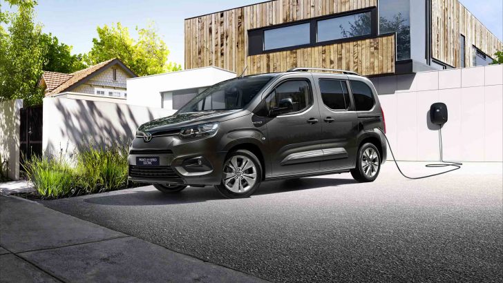 Toyota Proace City elektrikli olarak sahnede